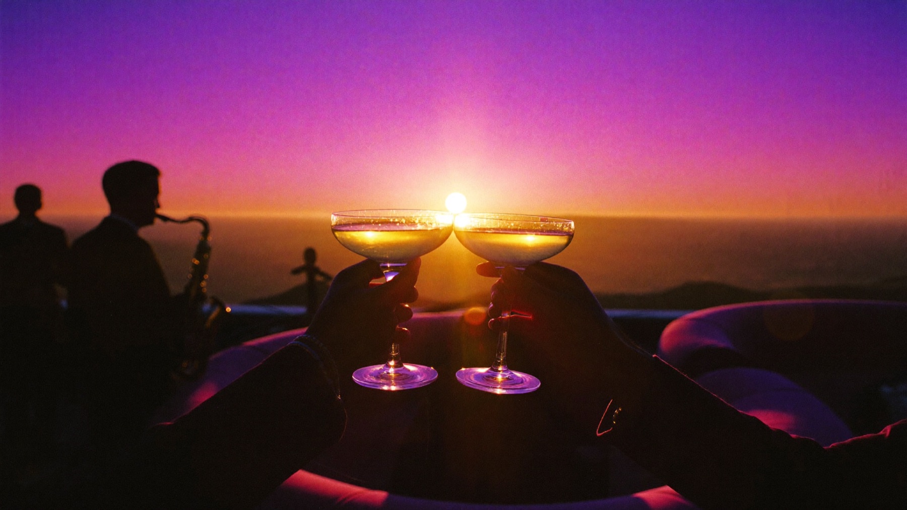 Brindis al atardecer con saxofonista